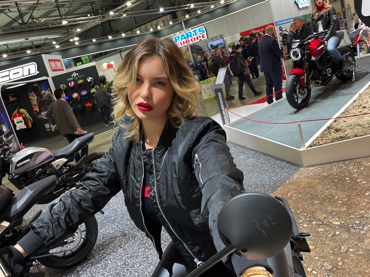 Salon de filles filles Eicma