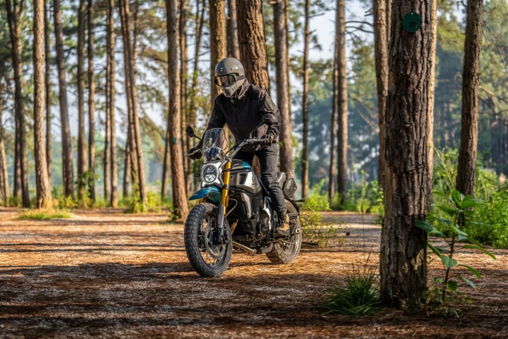CFMOTO 700CL-X Adventure : le néo-rétro au cœur du tout-terrain