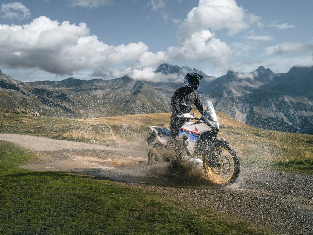 Honda XL750 Transalp 2023 : la moto géniale et polyvalente