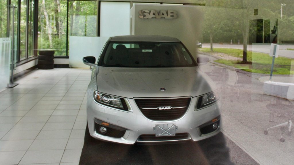 Il y a une toute nouvelle Saab 9-5 chez un concessionnaire désaffecté du Massachusetts
