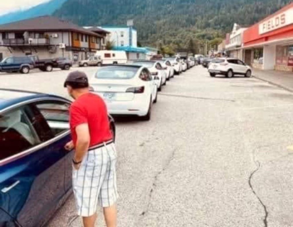 Ils décident de partir en vacances en Tesla, ils attendent 2h30 pour se recharger