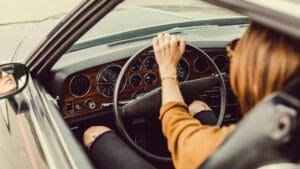 mains femme sur le volant