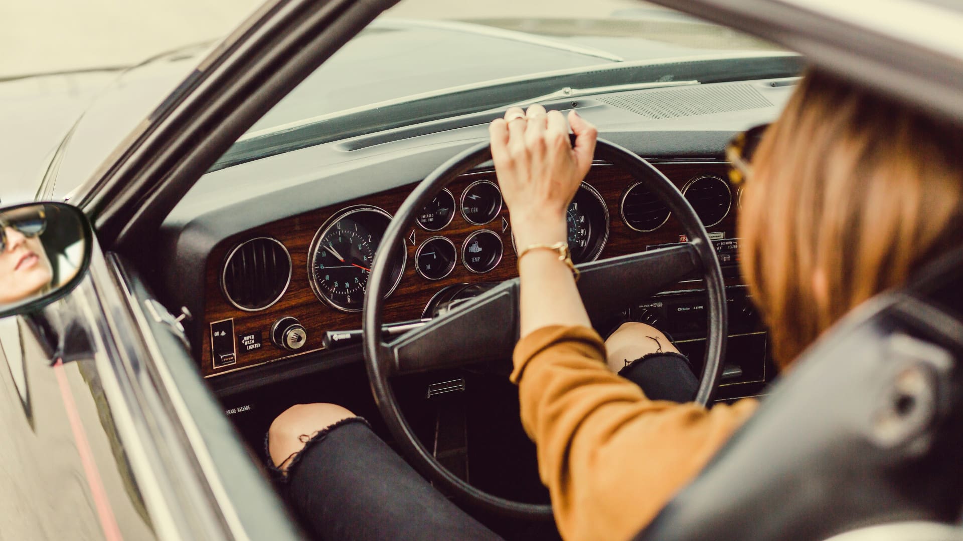 mains femme sur le volant
