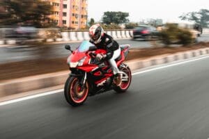 découvrez tout sur les motos, leur histoire, leurs types, et les dernières tendances dans le monde des deux-roues avec notre rubrique dédiée aux motos.