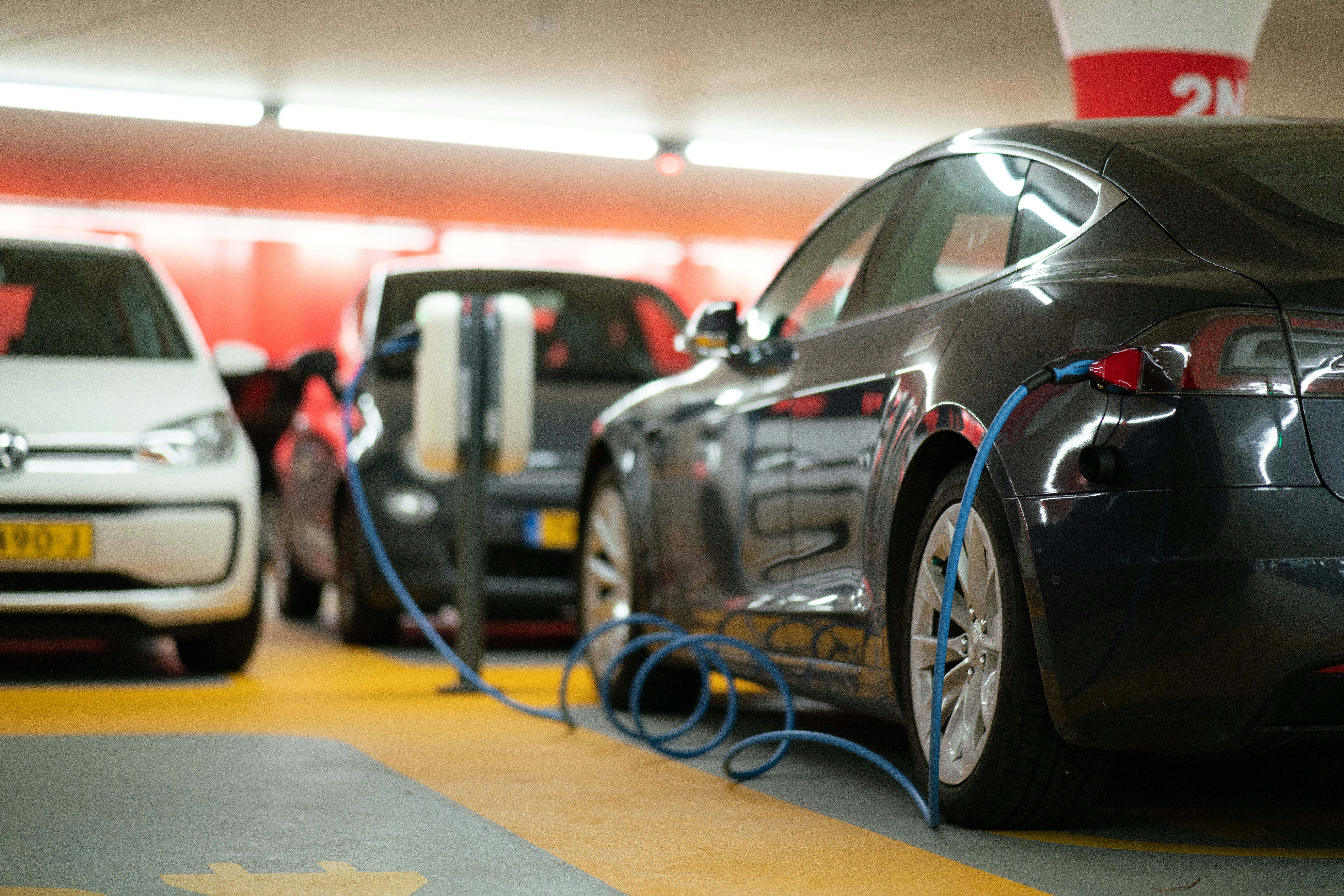 découvrez les avantages des véhicules électriques : économie d'énergie, respect de l'environnement, performances et confort.