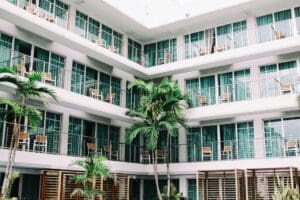 découvrez l'expérience économique et pratique de l'hôtel formule 1 pour un séjour confortable à petit prix.