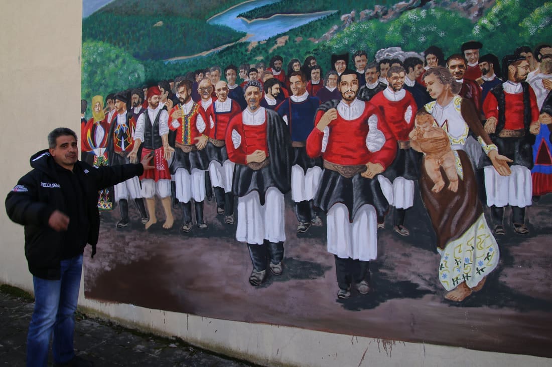 Vue panoramique du village de Lodines en Sardaigne, illustrant son patrimoine et son histoire.