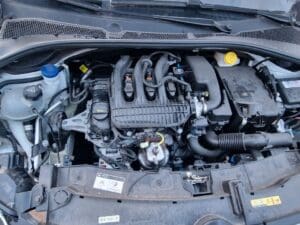 Gros plan sur un moteur 1.2 PureTech, illustrant sa conception et ses composants.