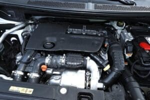 Moteur 1.6 BlueHDi 120 ch sous le capot d'une Peugeot 3008
