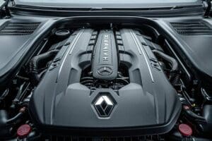 Vue détaillée d'un moteur Renault utilisé par Mercedes, illustrant la fiabilité mécanique