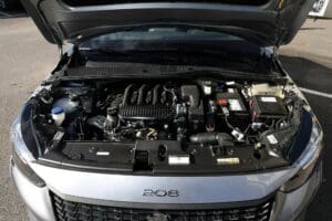 Vue du moteur 1.2 PureTech d'une Peugeot 208 essence, connu pour ses problèmes mécaniques