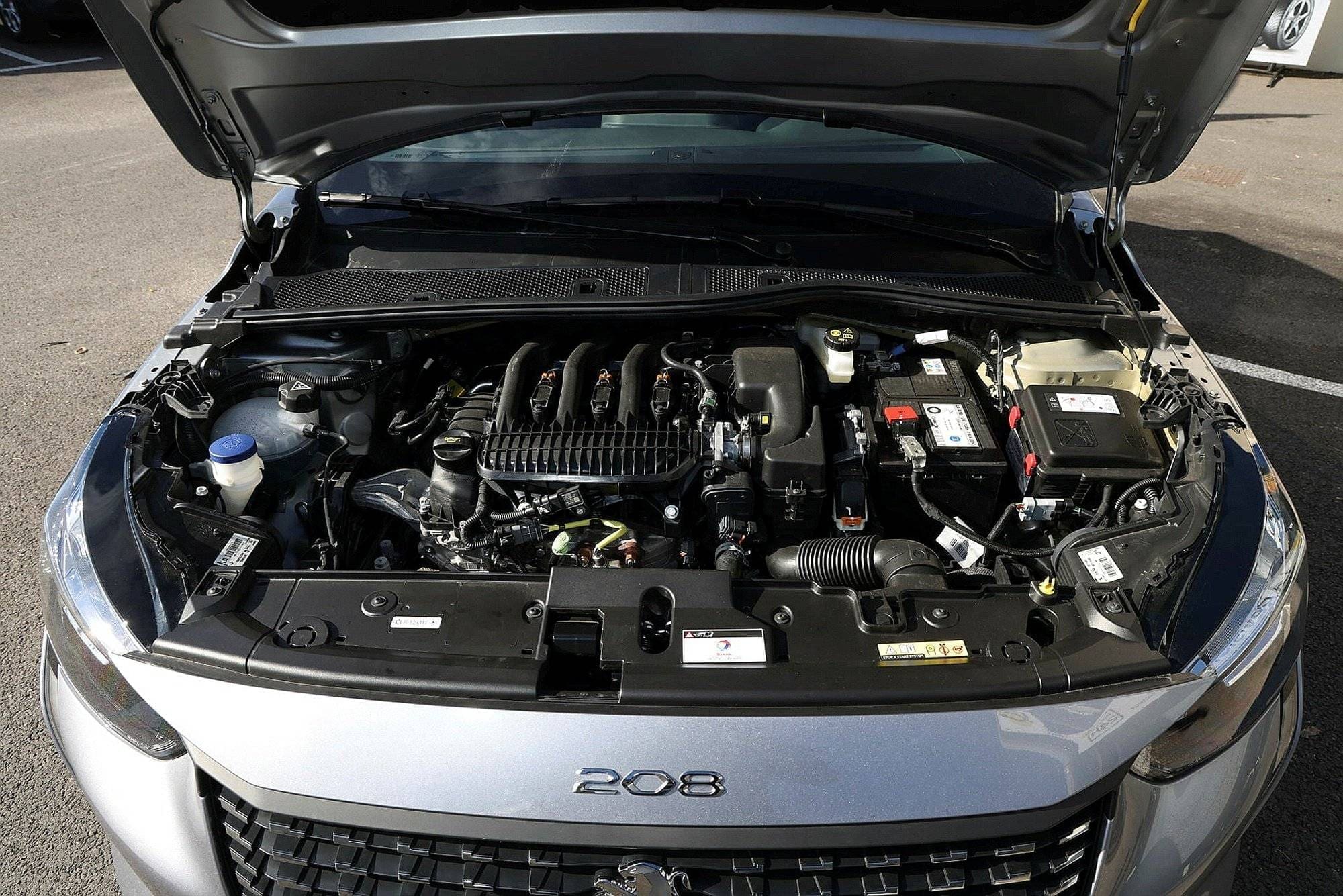 Vue du moteur 1.2 PureTech d'une Peugeot 208 essence, connu pour ses problèmes mécaniques