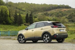Vue latérale d'une Peugeot 3008, modèle concerné par des problèmes de fiabilité