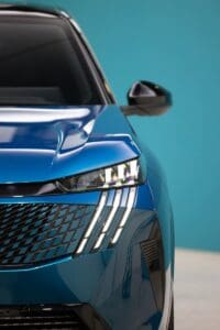 Peugeot e-3008, un SUV électrique robuste et imposant