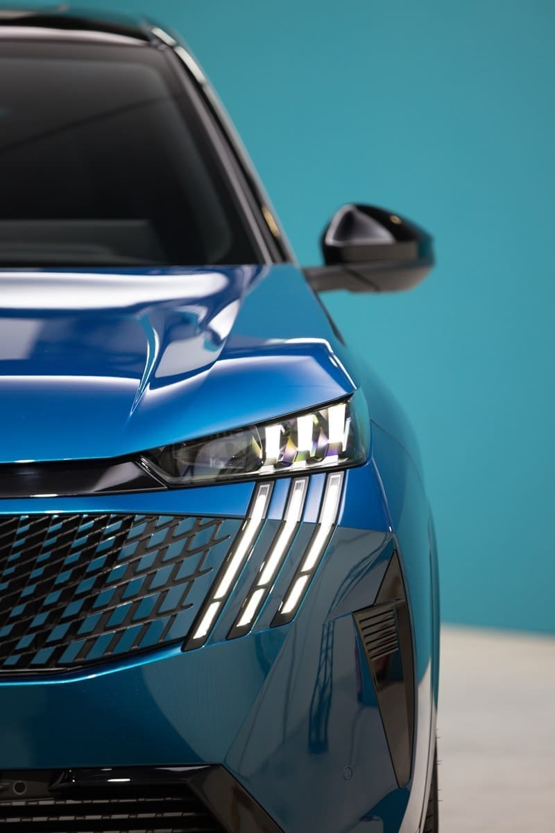 Peugeot e-3008, un SUV électrique robuste et imposant