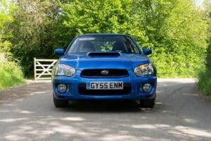 Subaru Impreza WRX équipée du Prodrive Performance Pack en pleine accélération