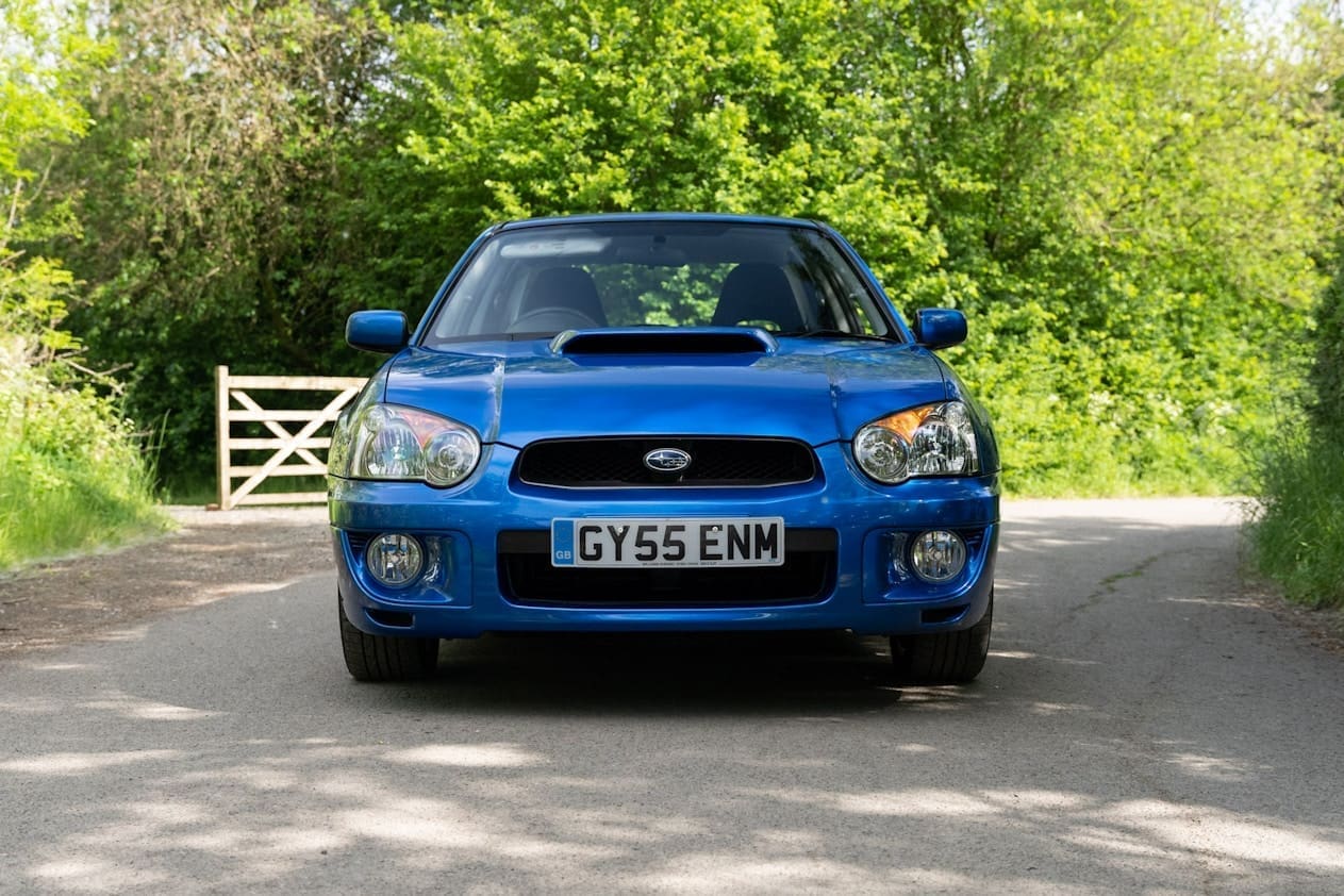 Subaru Impreza WRX équipée du Prodrive Performance Pack en pleine accélération