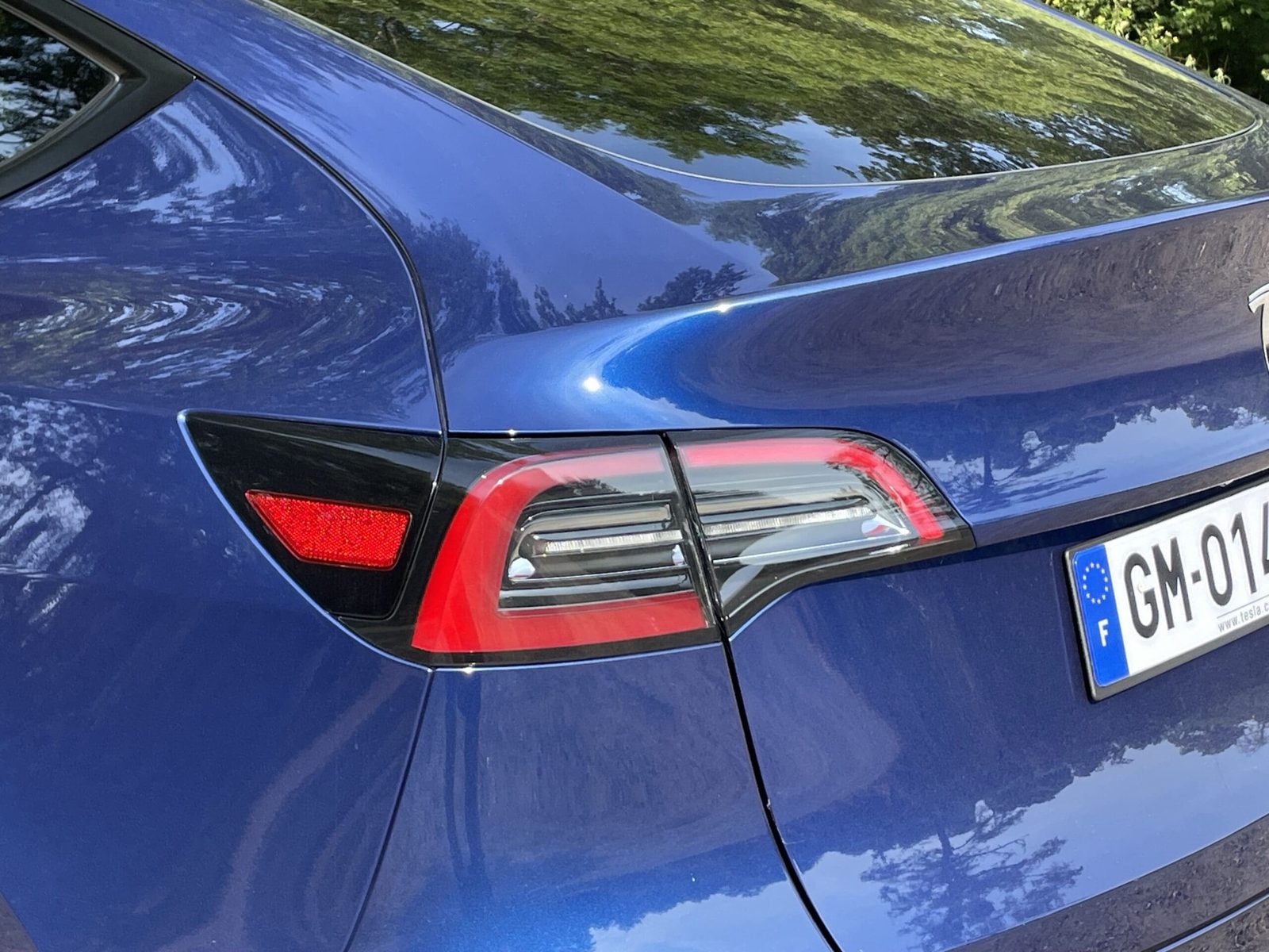 Tesla Model Y sur la route