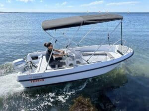 Bateau Terhi 450 propulsé par un moteur 6cv, idéal pour les balades sans permis