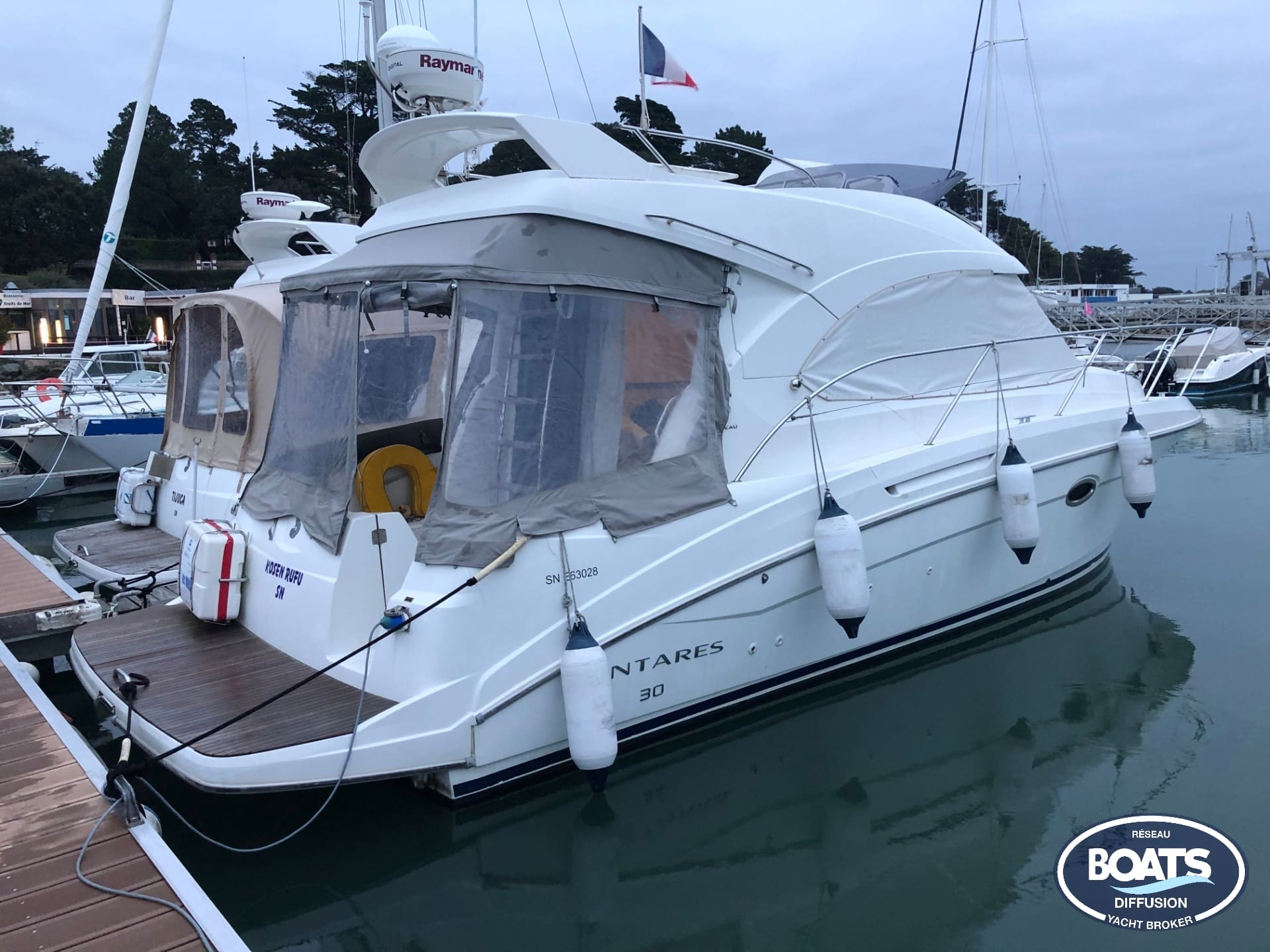 Modèle Beneteau Antares 30 Fly, bateau à moteur d'occasion haut de gamme