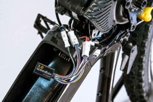 Débridage d’un VTT électrique avec moteur roue arrière sur chemin tout-terrain