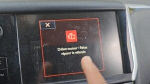 Message défaut moteur sur tableau de bord Peugeot 208 nécessitant réparation