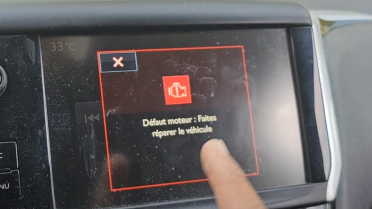 Message défaut moteur sur tableau de bord Peugeot 208 nécessitant réparation