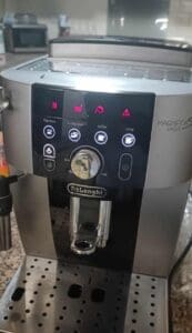 Voyants lumineux affichés sur une cafetière Delonghi Magnifica S Smart indiquant un dysfonctionnement