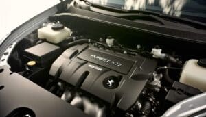 Vue détaillée d'un moteur 1.2 PureTech 82 illustrant sa durée de vie et sa fiabilité mécanique