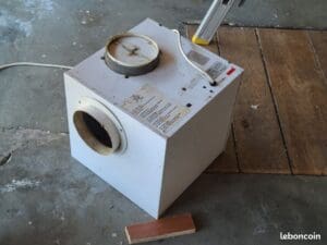 Exemple d'installation d'une hotte aspirante avec moteur déporté dans une cuisine moderne