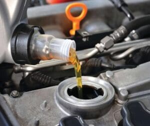 Bidon d'huile moteur dédié pour Peugeot 208 essence, posé sur capot de voiture