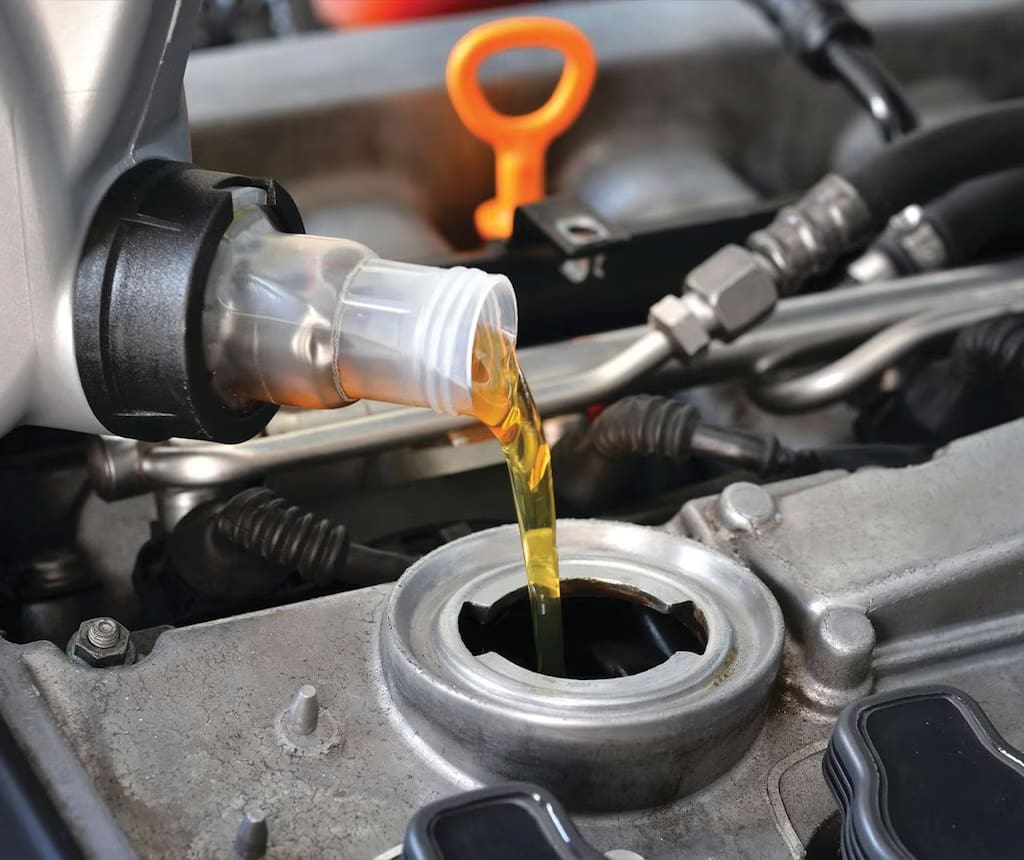 Bidon d'huile moteur dédié pour Peugeot 208 essence, posé sur capot de voiture