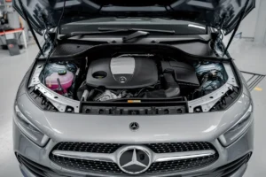 Mercedes Classe A 200 équipée d'un moteur Renault, un exemple clé de la collaboration entre les deux constructeurs