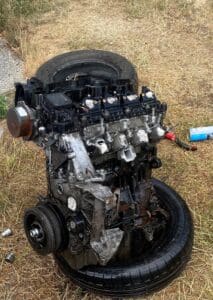 Vue rapprochée du moteur BMW M47 lors d’un remplacement sur véhicule