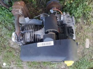 Ancien moteur de tondeuse autoportée Briggs & Stratton 14.5 HP en vue rapprochée