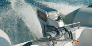 Moteur électrique haute performance installé sur un bateau de plaisance moderne
