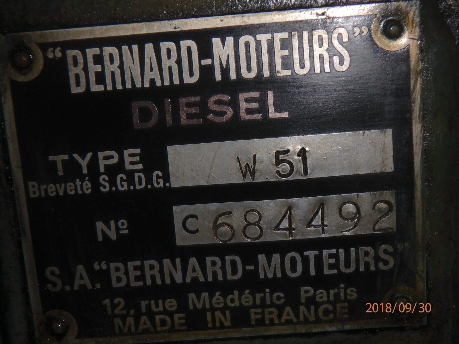 Moteur ancien français des années 1930, emblématique de l'ingénierie d'avant-guerre