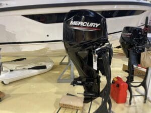 Moteur hors-bord Mercury F50 d'occasion monté sur un bateau en vente