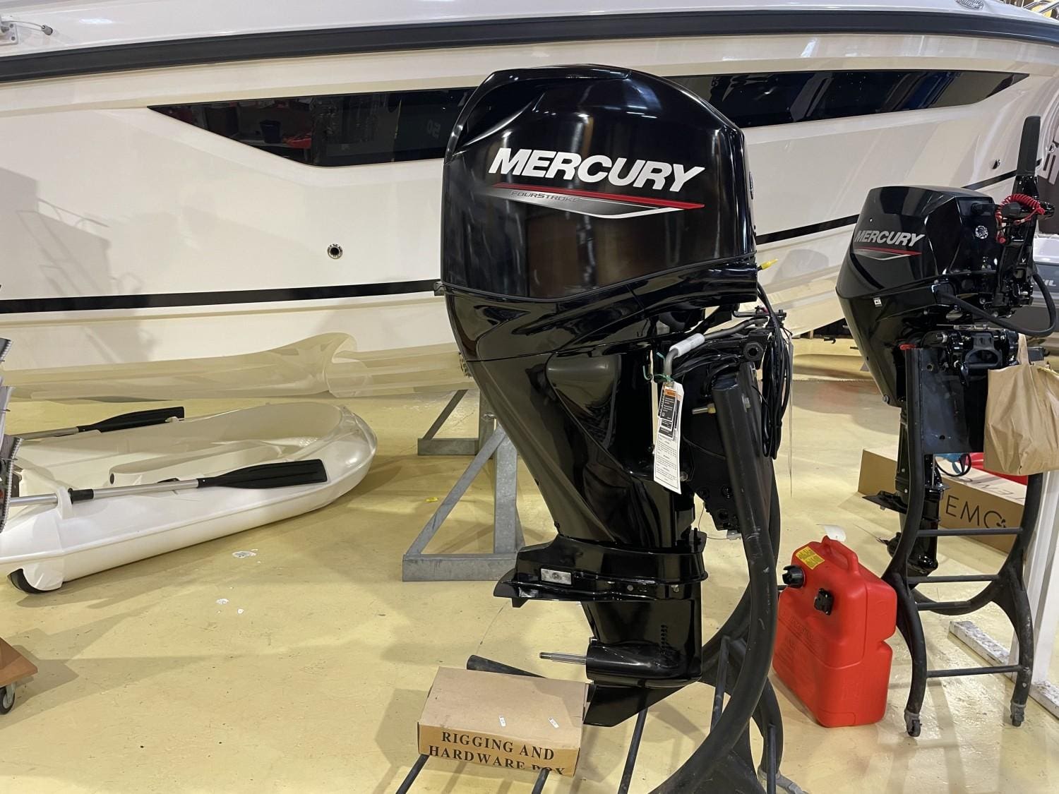 Moteur hors-bord Mercury F50 d'occasion monté sur un bateau en vente