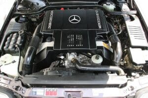 Vue du moteur Mercedes-Benz M119, réputé pour sa fiabilité dans les années 90