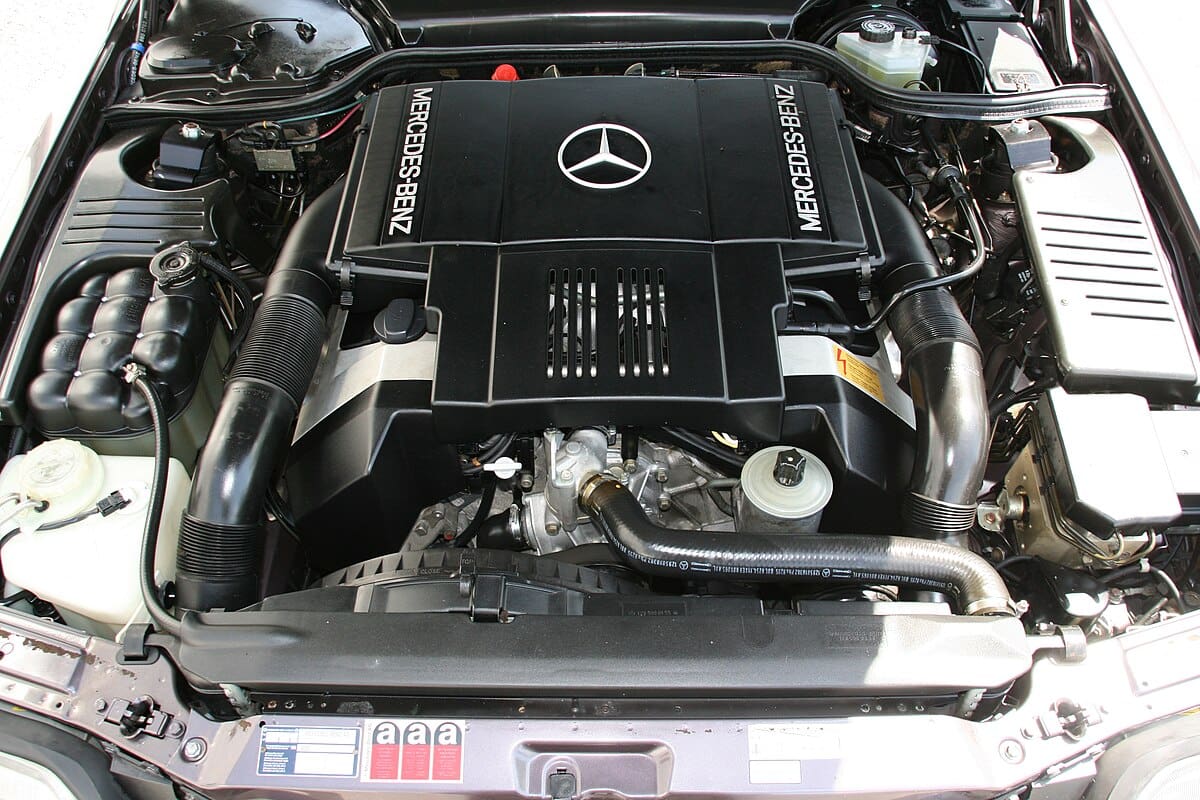 Vue du moteur Mercedes-Benz M119, réputé pour sa fiabilité dans les années 90