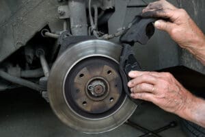 Voyant ABS allumé sur une Peugeot 206 affiché sur le tableau de bord
