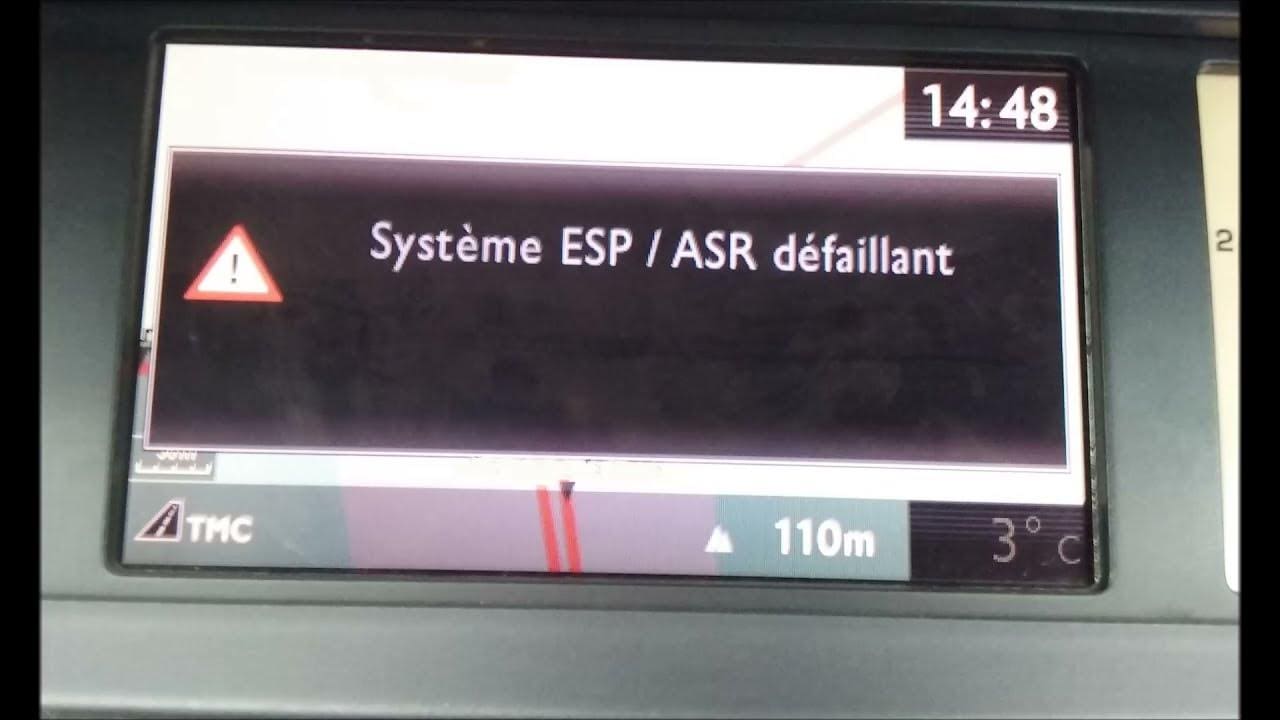 Voyant ASR allumé sur le tableau de bord d’un véhicule avec explication des causes possibles