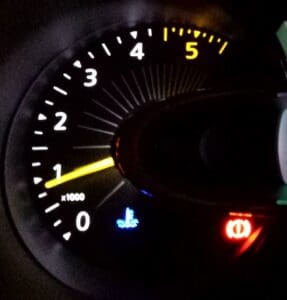 Voyant bleu allumé sur le tableau de bord d'une voiture : signification et conseils