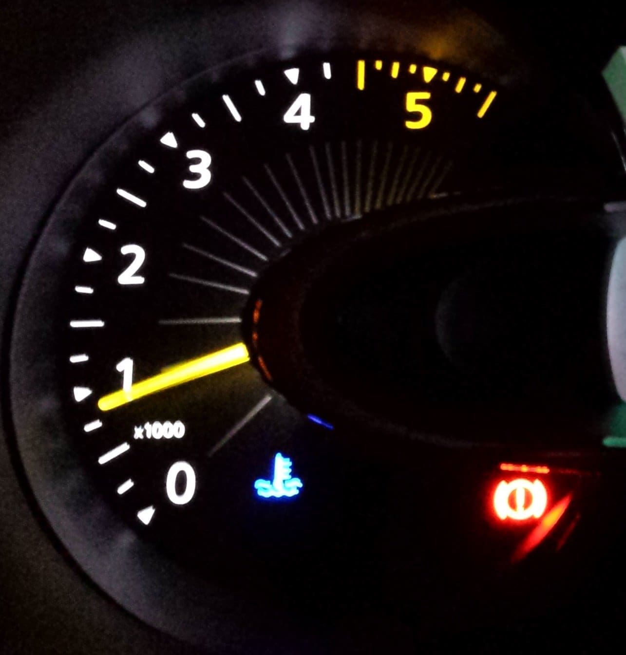 Voyant bleu allumé sur le tableau de bord d'une voiture : signification et conseils