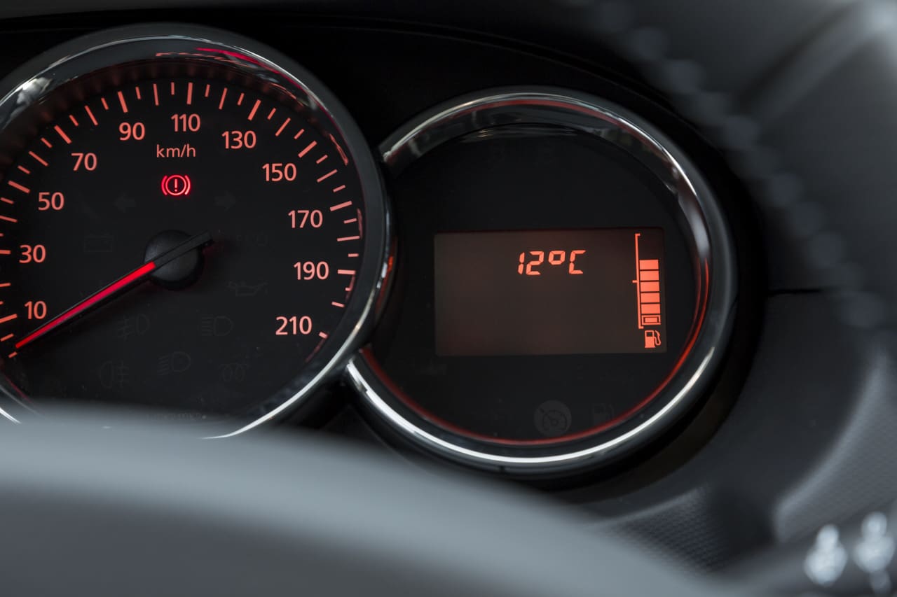 Voyant allumé sur le tableau de bord d'une Dacia Sandero expliquant les alertes courantes