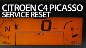 Voyant défaut moteur et témoin de service allumés sur une Citroën C4 sur le tableau de bord
