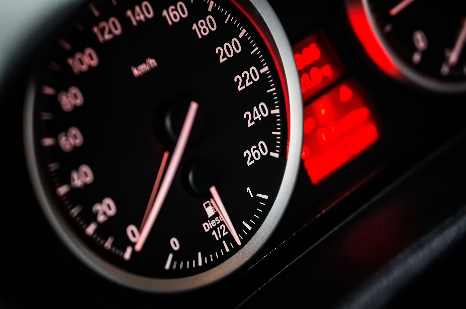 Voyant du filtre à air allumé sur le tableau de bord d'une voiture