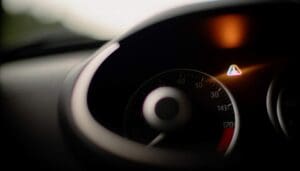 Voyant moteur allumé sur une Dacia Sandero 3 avec illustration des causes