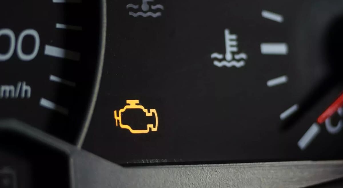 Voyant moteur orange Peugeot tableau de bord